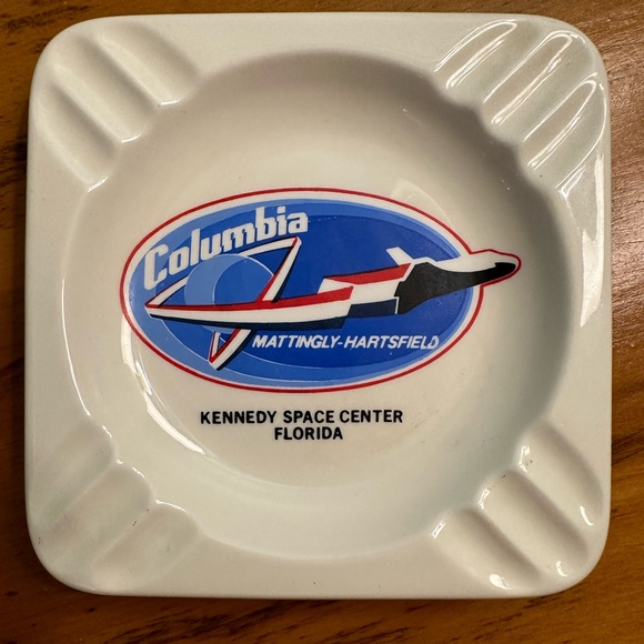 Ceramic Ashtray - Shuttle Columbia, Kennedy Space Center - Picture 2 of 9